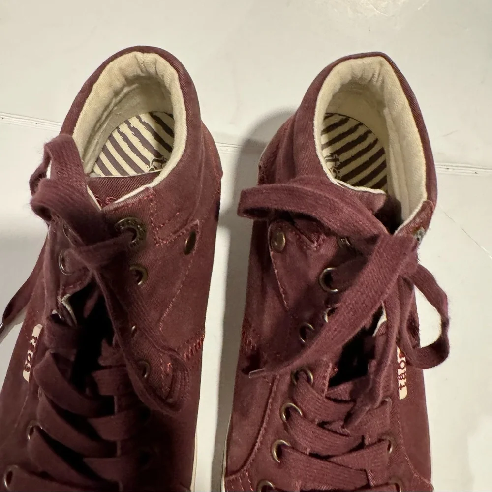Taos Top Star Distressed Bordeaux Sneaker Size 7.5
